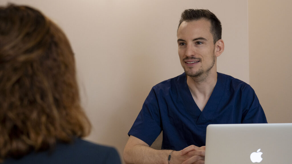 Dr Gilles Schrub médecin esthétique en consultation Metz